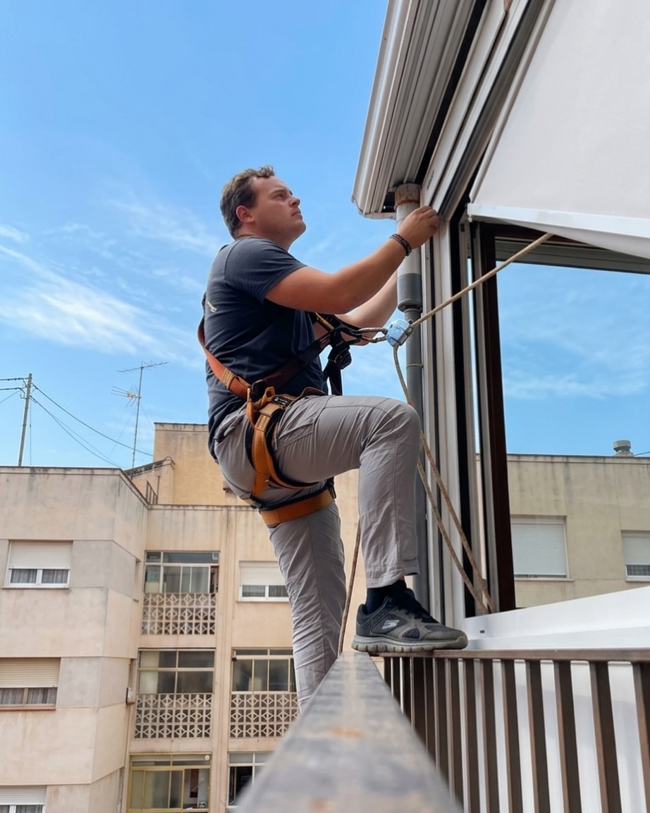 Instalador profesional de Toldos Al-Andalus realizando un montaje a medida en Granada